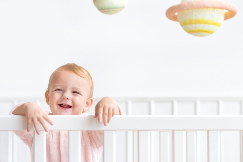 Łóżeczko dla niemowlaka – jakie cechy powinno mieć?